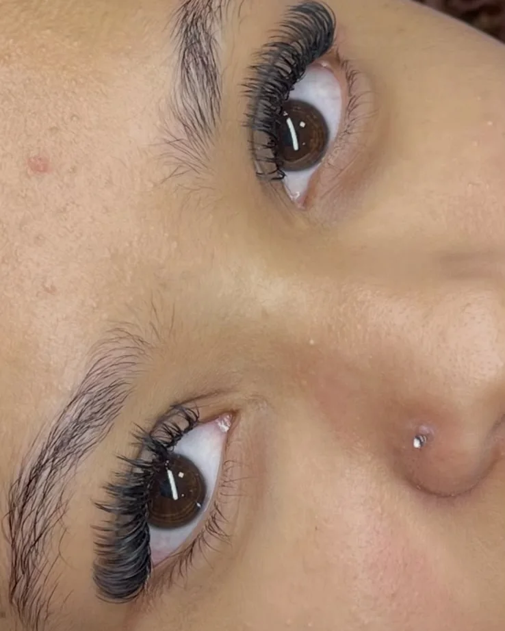 Extensão de cílios Efeito Rímel nos dois olhos, Nicolle Fernanda
