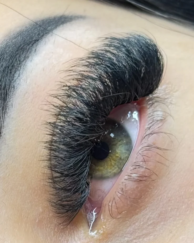 Extensão de cílios Mega Egípcio de perto, Nicolle Fernanda