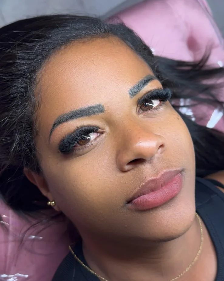 Cliente com extensão de cílios Mega Egípcio, Nicolle Fernanda
